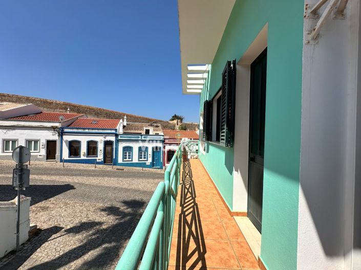 Image No.1-4 Bed House for sale