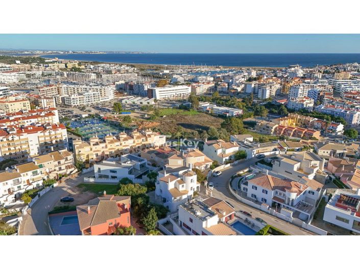 Image No.1-4 Bed House for sale