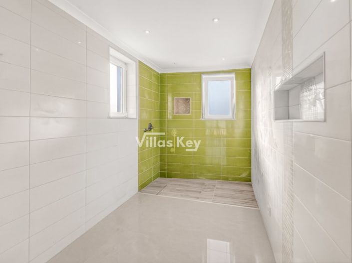 Image No.30-4 Bed House for sale