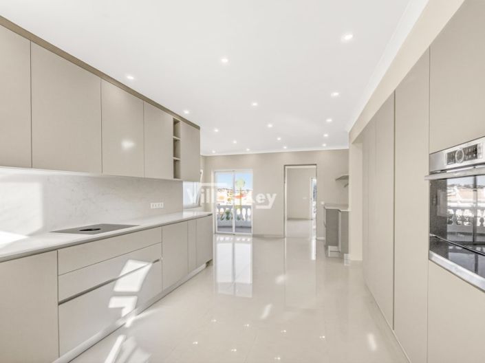 Image No.8-4 Bed House for sale