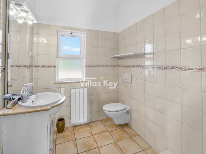 Image No.15-4 Bed Farmhouse for sale