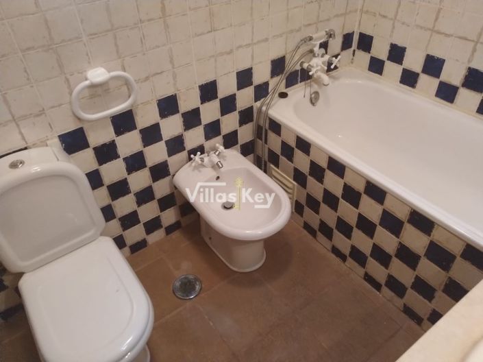 Image No.15-4 Bed House for sale