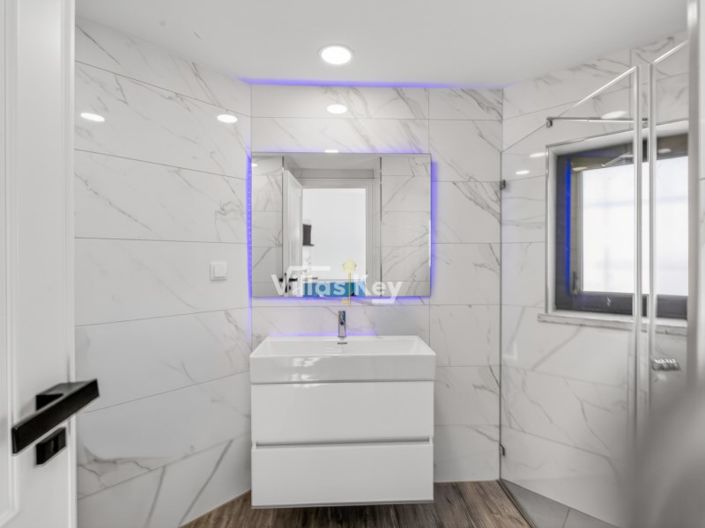 Image No.24-7 Bed House for sale