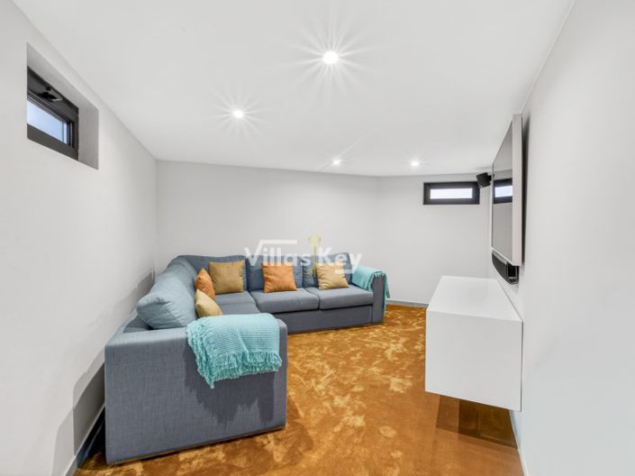 Image No.27-7 Bed House for sale