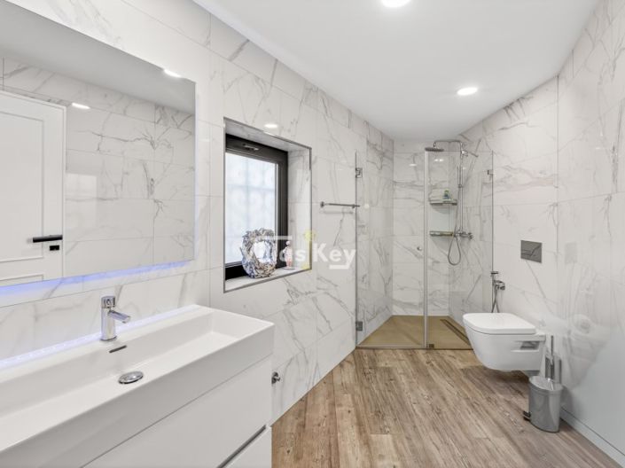 Image No.31-7 Bed House for sale