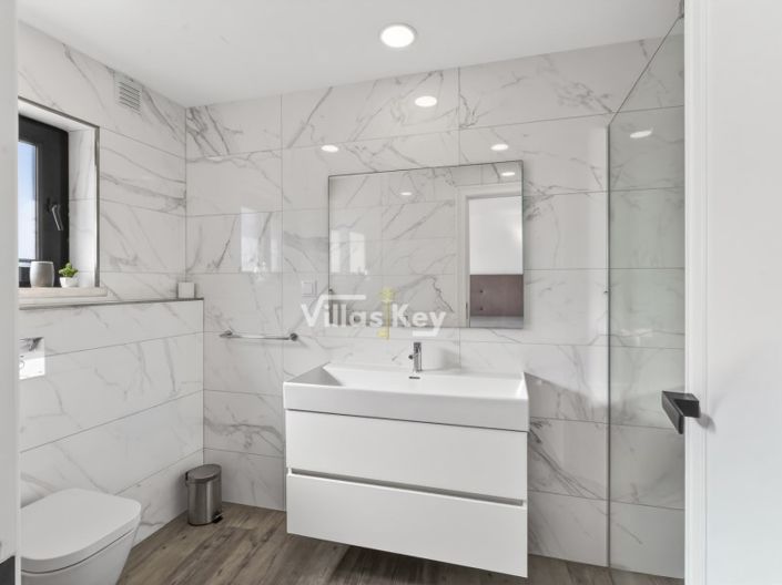 Image No.38-7 Bed House for sale