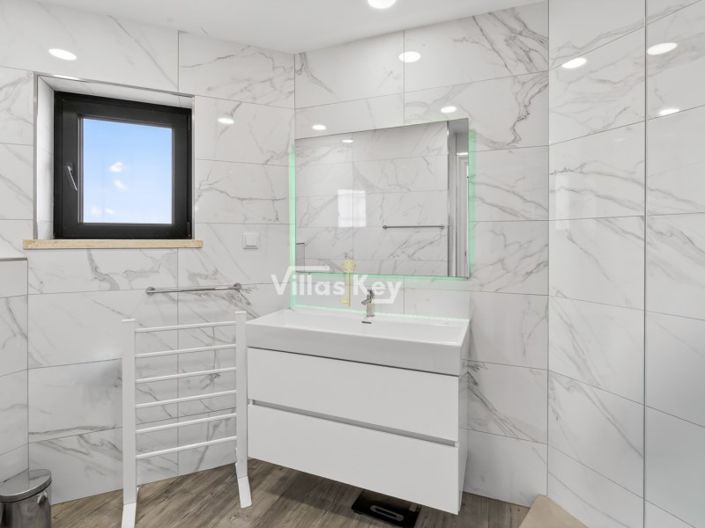 Image No.43-7 Bed House for sale