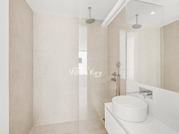 Image No.11-3 Bed House for sale