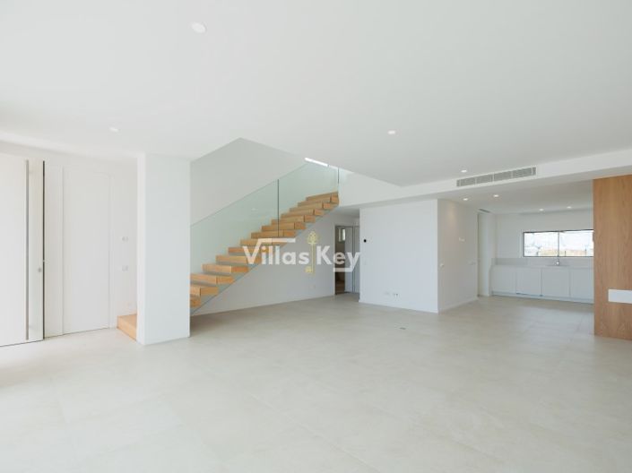 Image No.6-3 Bed House for sale