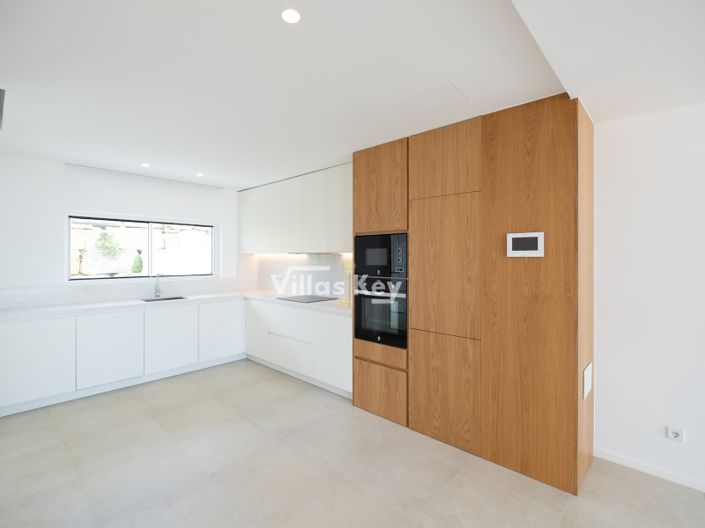 Image No.8-3 Bed House for sale