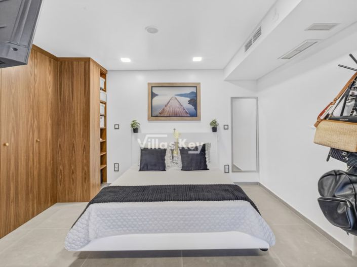 Image No.20-4 Bed House for sale