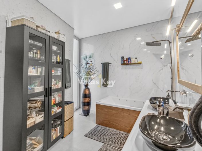 Image No.27-4 Bed House for sale