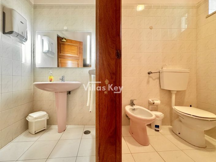 Image No.18-33 Bed Hotel for sale