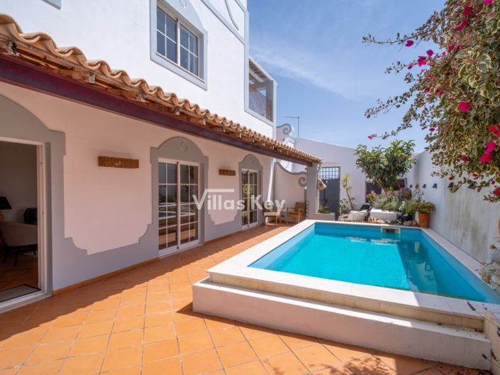 Image No.2-4 Bed House for sale