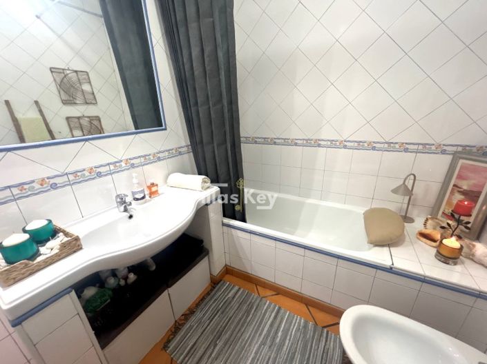 Image No.26-4 Bed House for sale