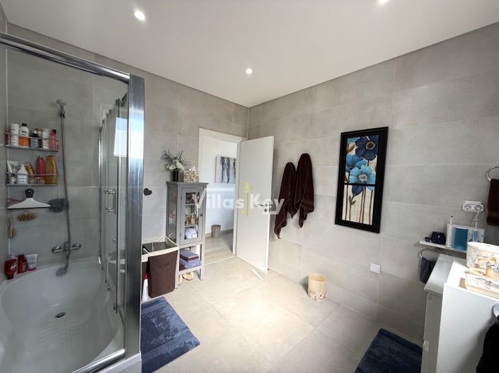 Image No.17-4 Bed House for sale