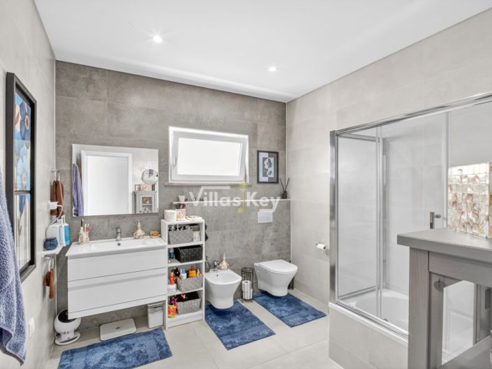 Image No.18-4 Bed House for sale