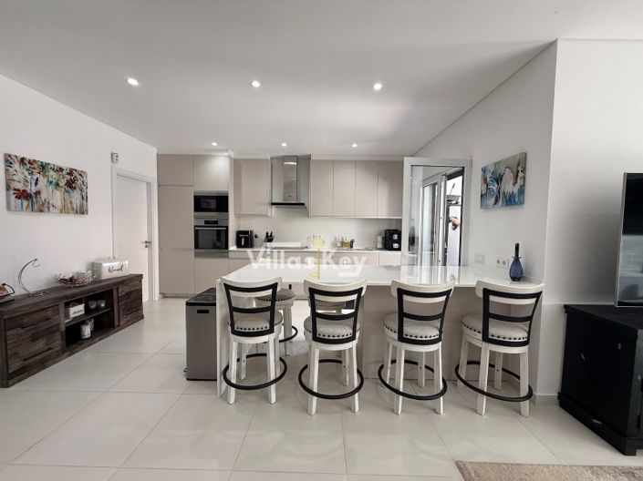 Image No.2-4 Bed House for sale