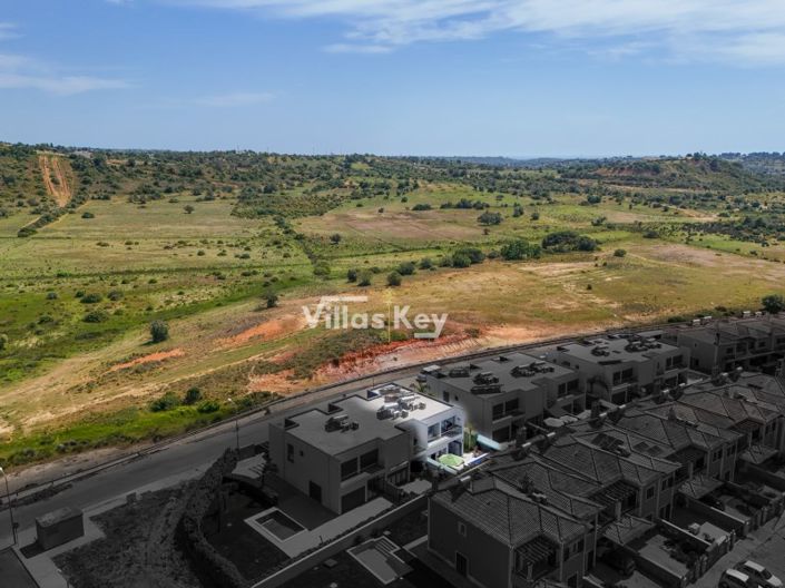 Image No.2-4 Bed House for sale