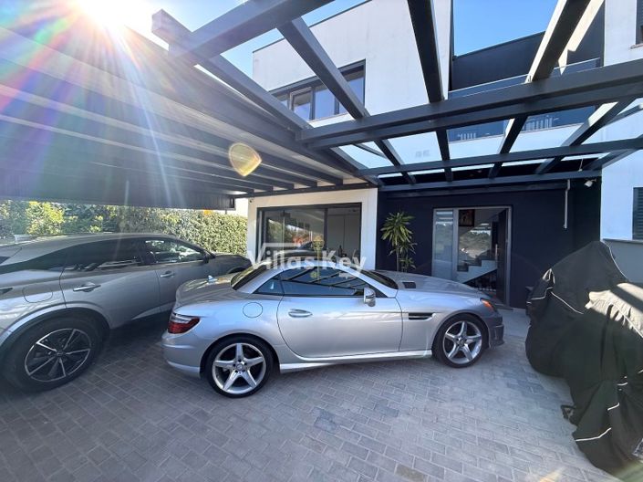 Image No.24-4 Bed House for sale