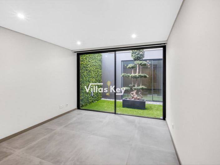 Image No.25-4 Bed House for sale