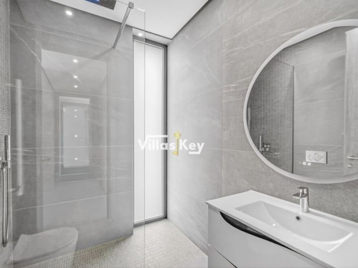 Image No.26-4 Bed House for sale