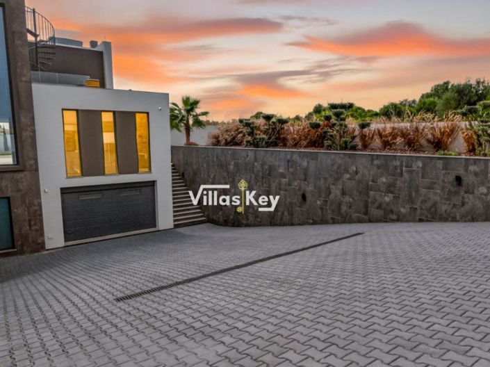 Image No.41-4 Bed House for sale