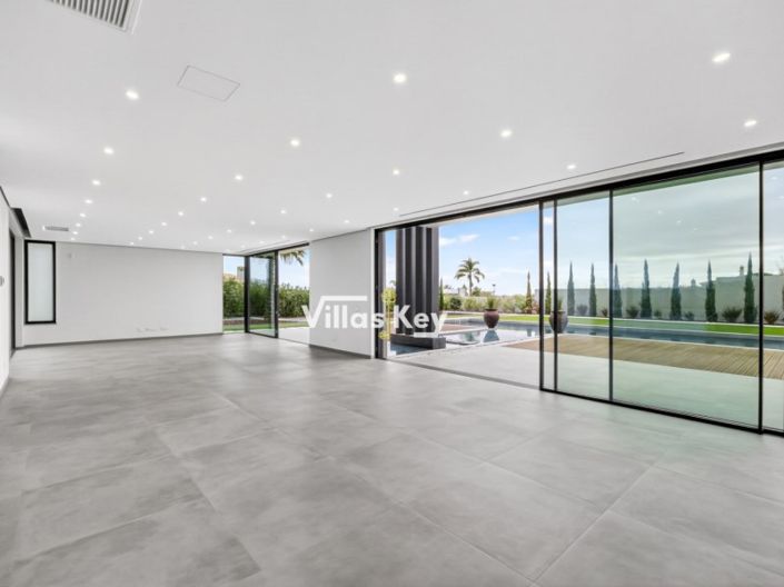 Image No.8-4 Bed House for sale