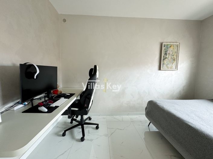 Image No.17-3 Bed House for sale