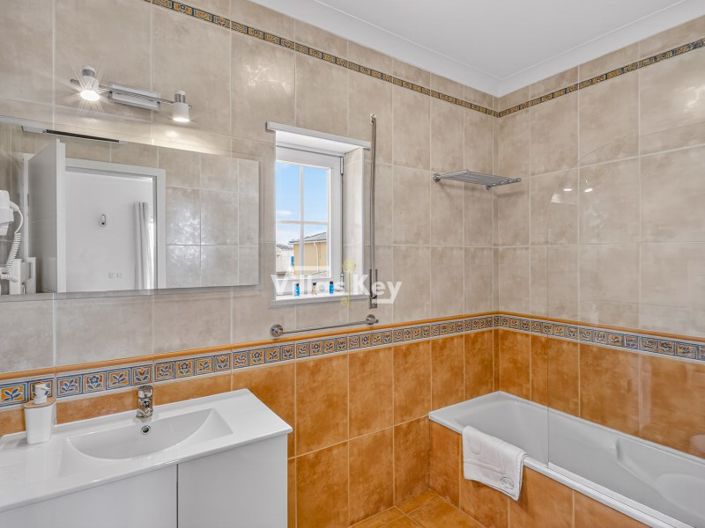 Image No.21-6 Bed House for sale