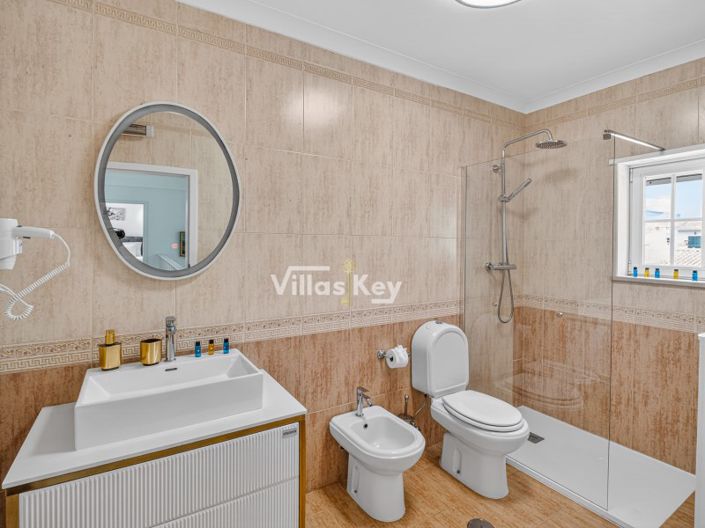 Image No.28-6 Bed House for sale