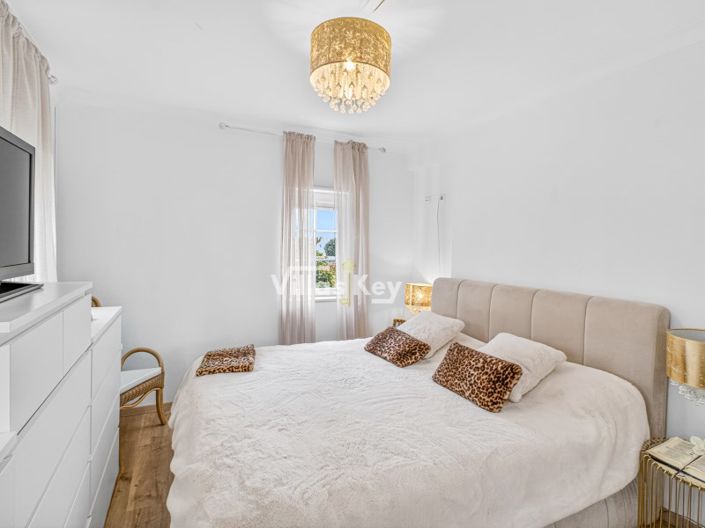 Image No.42-6 Bed House for sale
