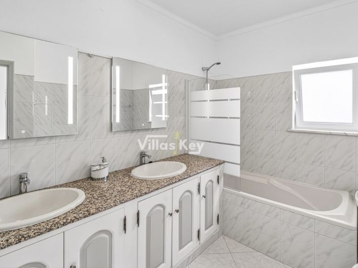 Image No.19-4 Bed House for sale