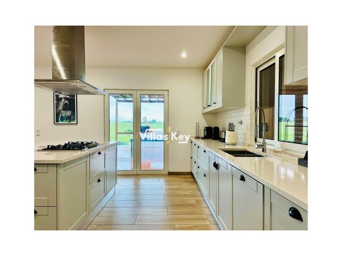 Image No.8-5 Bed House for sale