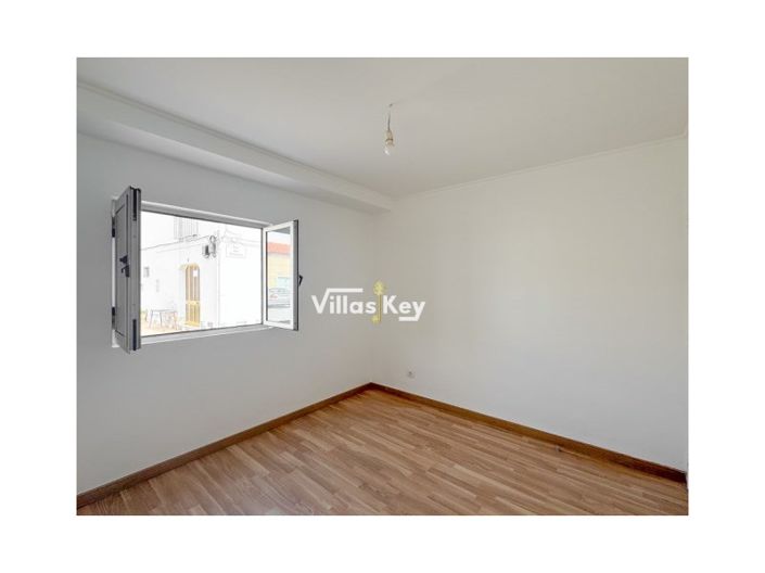 Image No.13-2 Bed House for sale