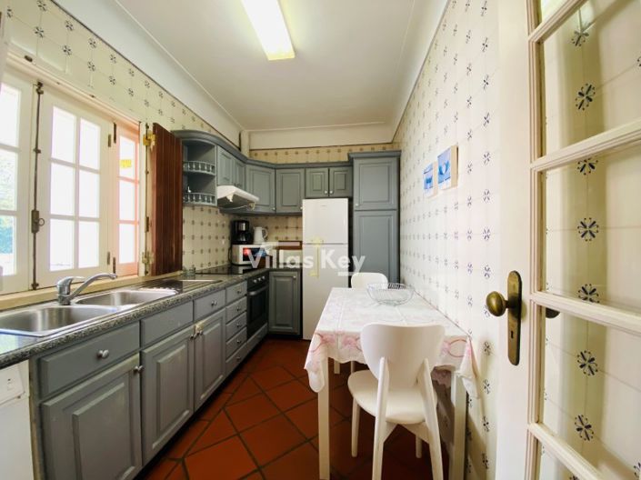 Image No.8-5 Bed House for sale
