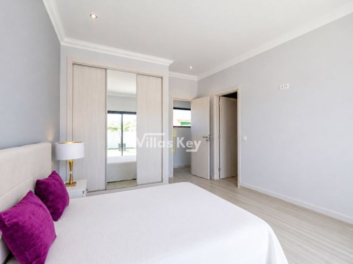 Image No.17-4 Bed House for sale
