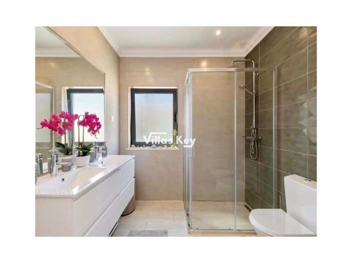 Image No.18-4 Bed House for sale