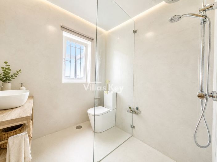 Image No.18-4 Bed House for sale