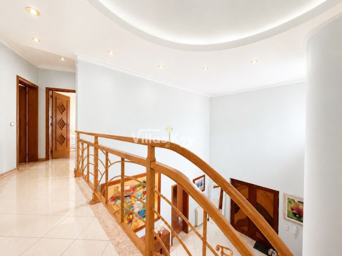 Image No.8-4 Bed House for sale