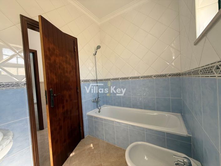 Image No.16-4 Bed House for sale