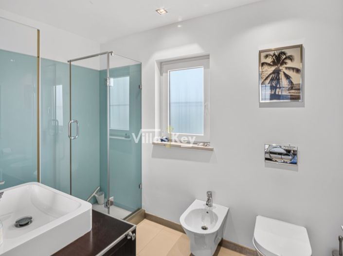 Image No.16-4 Bed House for sale
