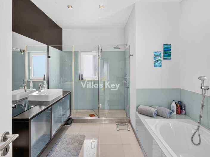 Image No.25-4 Bed House for sale