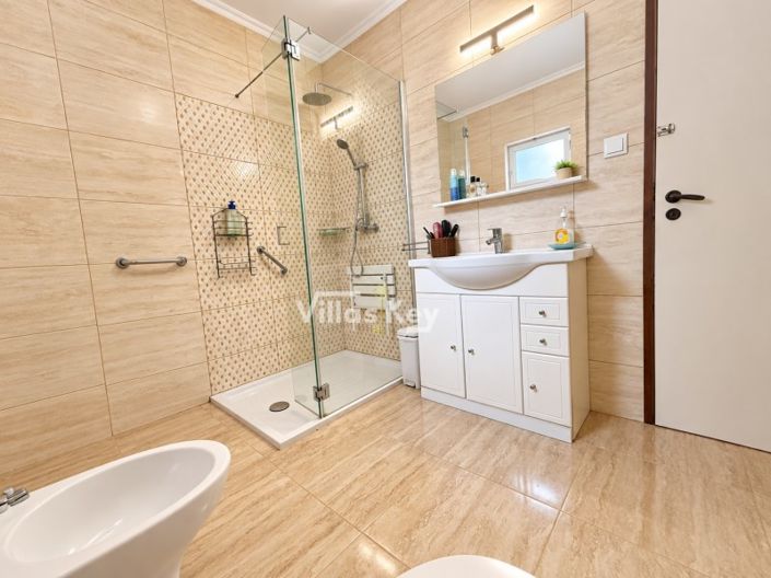 Image No.25-5 Bed House for sale