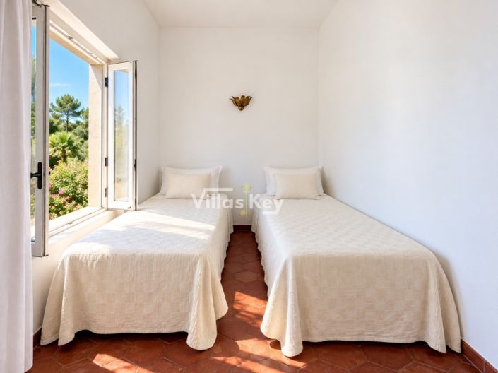Image No.26-5 Bed House for sale