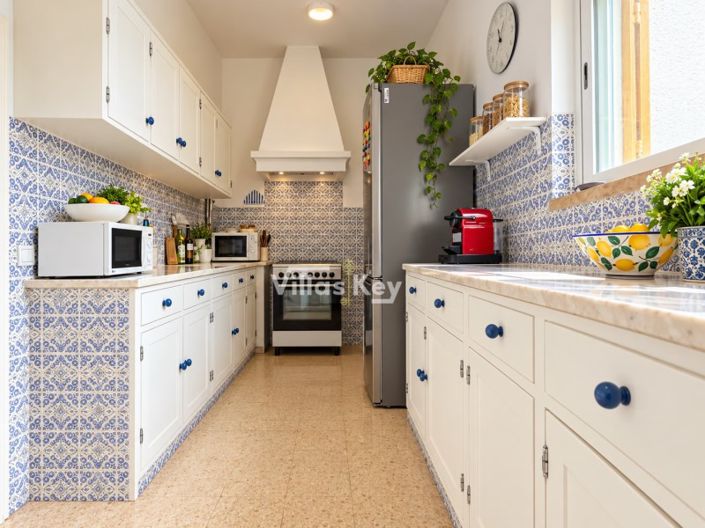 Image No.8-5 Bed House for sale