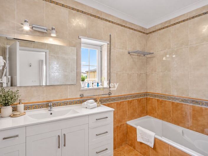 Image No.16-4 Bed House for sale