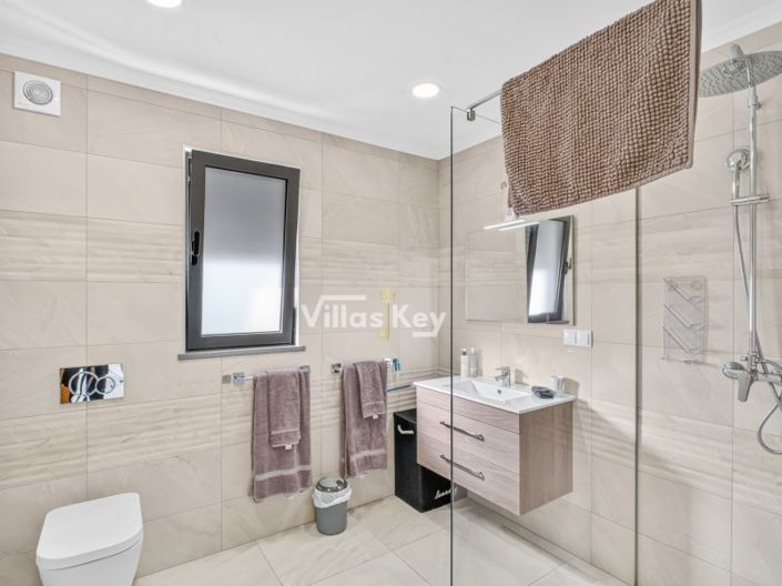 Image No.15-4 Bed House for sale