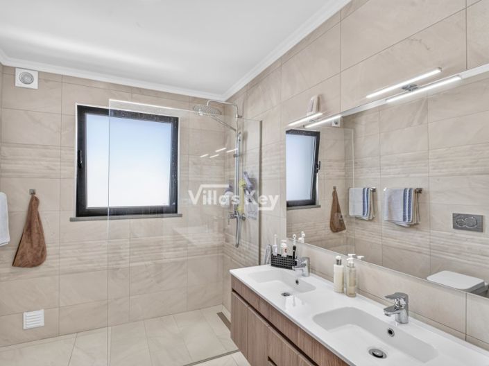 Image No.16-4 Bed House for sale