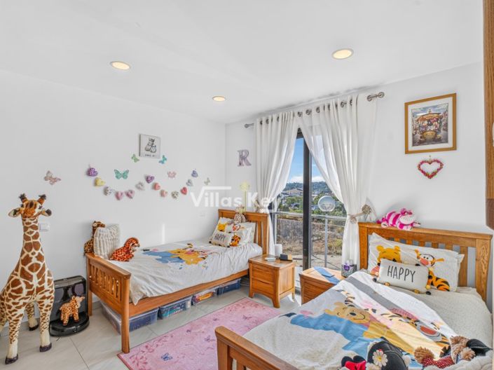 Image No.17-4 Bed House for sale